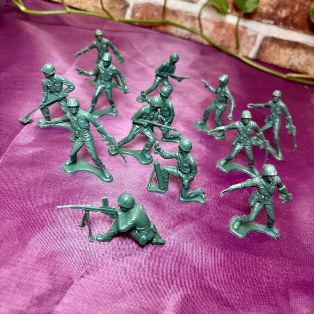 Lot of 14 Plastic Green Army Men Toy Soldiers, Used